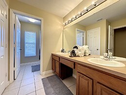 This Amazing 6 Bedroom Property With a Lake View