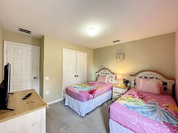 This Amazing 6 Bedroom Property With a Lake View