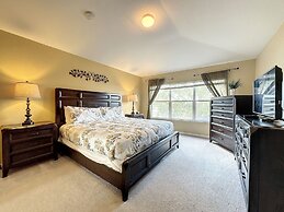 This Amazing 6 Bedroom Property With a Lake View