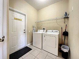 This Amazing 6 Bedroom Property With a Lake View