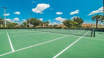 This Amazing 6 Bedroom Property With a Lake View