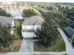 This Amazing 6 Bedroom Property With a Lake View