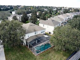 This Amazing 6 Bedroom Property With a Lake View