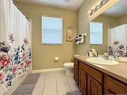 This Amazing 6 Bedroom Property With a Lake View