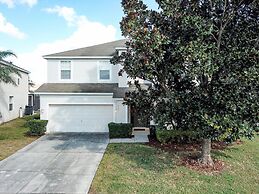 This Amazing 6 Bedroom Property With a Lake View