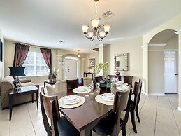 This Amazing 6 Bedroom Property With a Lake View