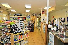 This Amazing 6 Bedroom Property With a Lake View