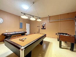 This Amazing 6 Bedroom Property With a Lake View