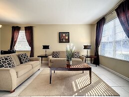 This Amazing 6 Bedroom Property With a Lake View