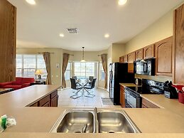 This Amazing 6 Bedroom Property With a Lake View