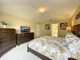 This Amazing 6 Bedroom Property With a Lake View