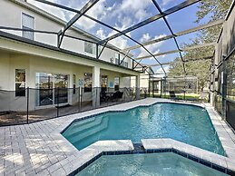 This Amazing 6 Bedroom Property With a Lake View