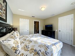 This Amazing 6 Bedroom Property With a Lake View