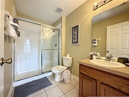 This Amazing 6 Bedroom Property With a Lake View