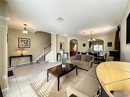 This Amazing 6 Bedroom Property With a Lake View