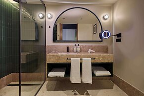 DUO Hotel Lisbon, Curio Collection by Hilton