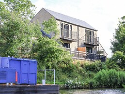 The Swans Nest Lock View