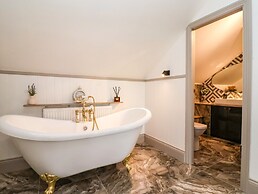 The Swans Nest Lock View