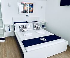 Partenope Hostel and Suites