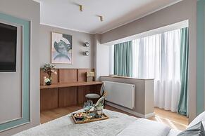 HOLT’s Sublime Minty Green 1BR on the Park