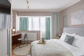 HOLT’s Sublime Minty Green 1BR on the Park