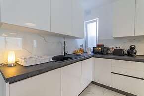 A Sunny Penthouse Modern 2 bdr - Sliema