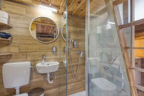 Tiny-mini Bertl With Hot Tub