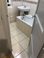 Charming 3-bed Flat in London