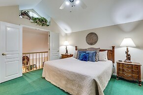 Branson Condo w/ Golf Course Views: Walk to Strip!