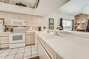 Branson Condo w/ Golf Course Views: Walk to Strip!