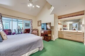 Branson Condo w/ Golf Course Views: Walk to Strip!