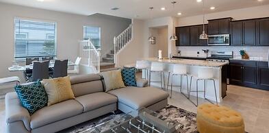 Beautiful 5 Bed Home Away From Home 5 Bedroom Townhouse by RedAwning