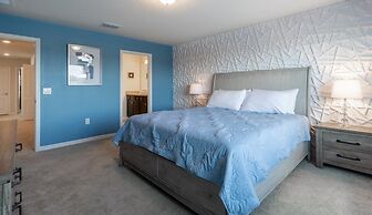 Beautiful 5 Bed Home Away From Home 5 Bedroom Townhouse by RedAwning