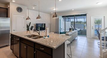 Beautiful 5 Bed Home Away From Home 5 Bedroom Townhouse by RedAwning