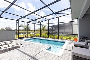 Beautiful 5 Bed Home Away From Home 5 Bedroom Townhouse by RedAwning