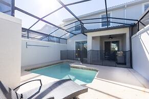 Cozy 4 Bed Town Home With Splash Pool 4 Bedroom Townhouse by RedAwning