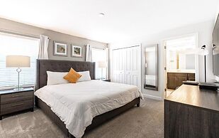 Cozy 4 Bed Town Home With Splash Pool 4 Bedroom Townhouse by RedAwning