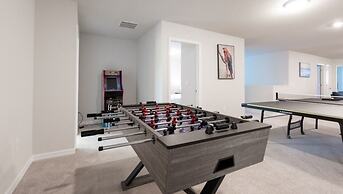 Spacious 10 Bed Pool Home With Game Room- 10 Bedroom Home by RedAwning