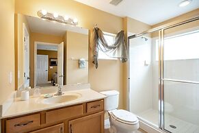 Spacious And Relaxing Home With South Facing Pool 6 Bedroom Home by Re