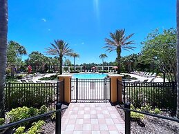 Spacious And Relaxing Home With South Facing Pool 6 Bedroom Home by Re