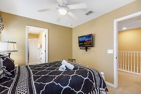 Spacious And Relaxing Home With South Facing Pool 6 Bedroom Home by Re