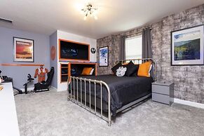 9 Bed Fun Rooms For Everyone Pool & Spa 9 Bedroom Home by RedAwning