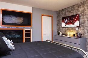 9 Bed Fun Rooms For Everyone Pool & Spa 9 Bedroom Home by RedAwning