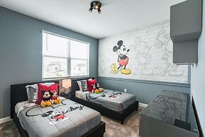 Beautiful And Spacious 5 Bed Pool Home 5 Bedroom Home by RedAwning