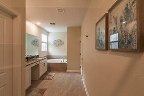 Beautiful And Spacious 5 Bed Pool Home 5 Bedroom Home by RedAwning