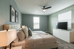 Beautiful And Spacious 5 Bed Pool Home 5 Bedroom Home by RedAwning