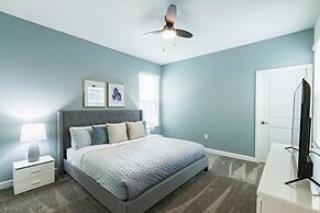 Beautiful And Spacious 5 Bed Pool Home 5 Bedroom Home by RedAwning