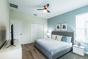 Beautiful And Spacious 5 Bed Pool Home 5 Bedroom Home by RedAwning