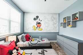 Beautiful And Spacious 5 Bed Pool Home 5 Bedroom Home by RedAwning