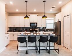 Beautiful And Spacious 5 Bed Pool Home 5 Bedroom Home by RedAwning